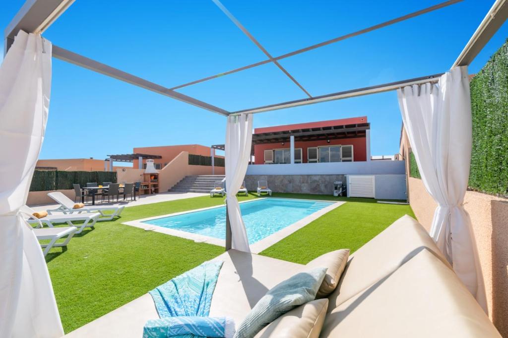 Bazén v ubytovaní Villa Ocean Paradise by Villa Plus alebo v jeho blízkosti