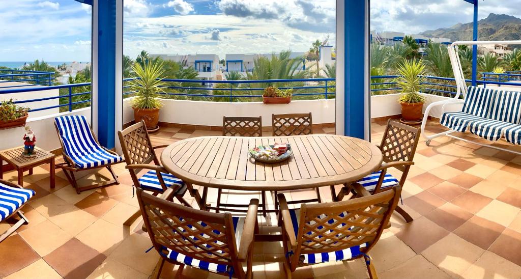 un patio con tavolo e sedie sul balcone. di Apartamento Pueblo Dorado a Mojácar