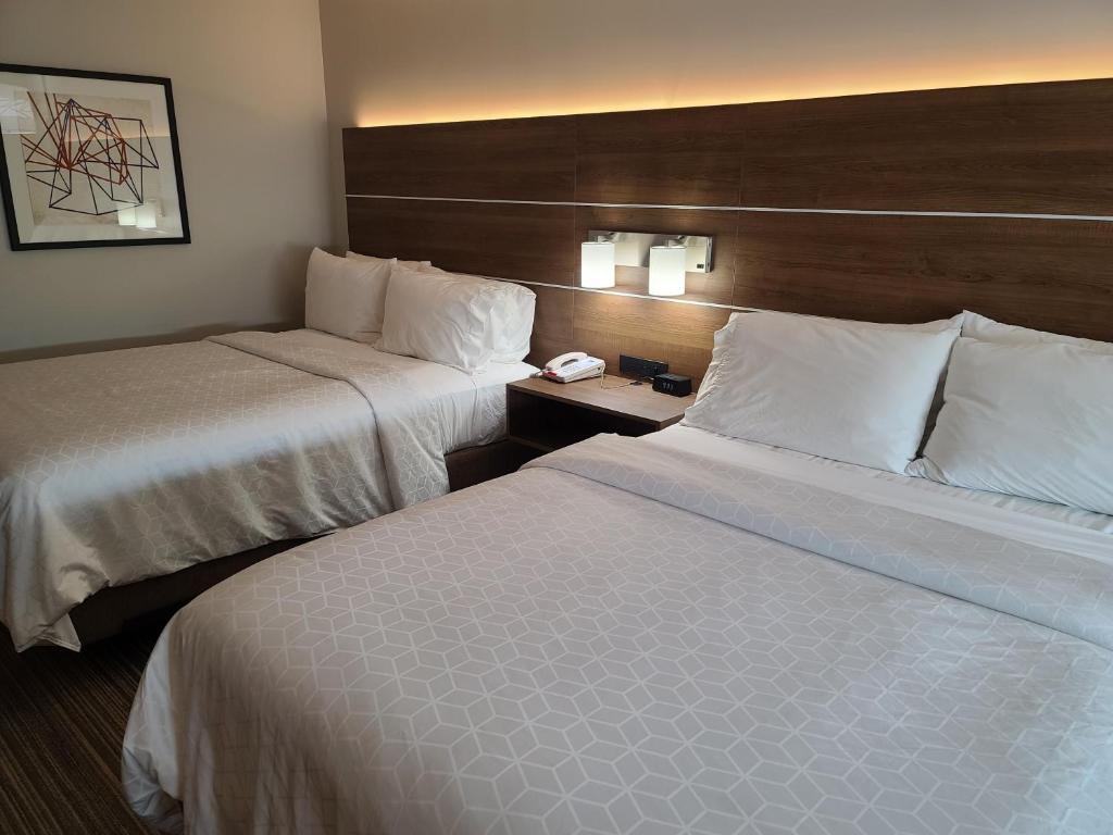 Holiday Inn Express Hotel & Suites Woodland Hills, an IHG Hotel - 