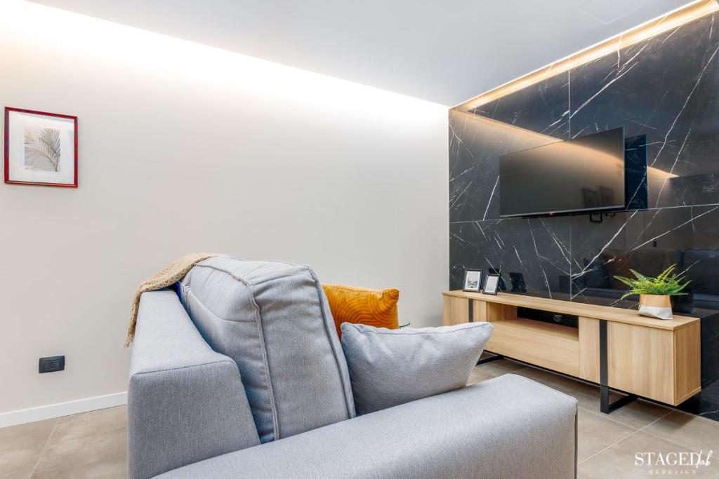 A seating area at FEEL - Grand Alta Apartment