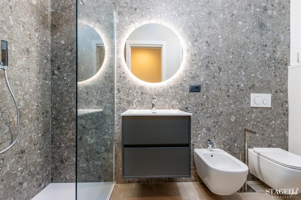 A bathroom at FEEL - Grand Alta Apartment