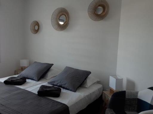 Postel nebo postele na pokoji v ubytování T3 Spacieux aux 3 ILETS Terrasse Vue Mer
