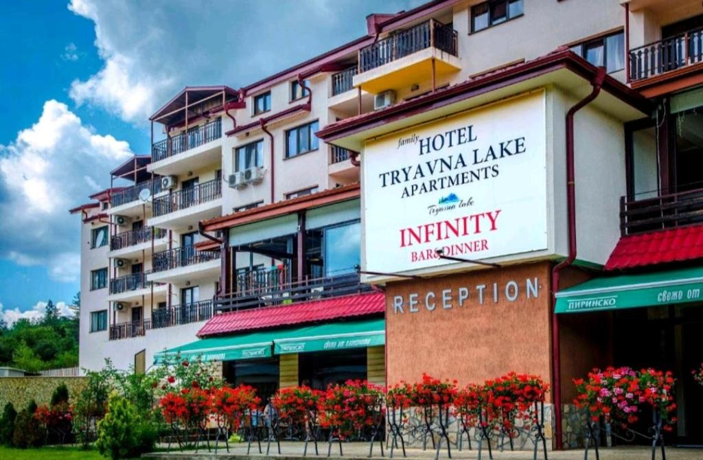 un hotel con un cartel en el lateral de un edificio en Апартамент Lake, en Tryavna