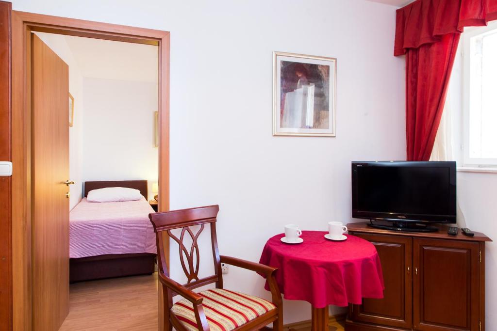 Televízia a/alebo spoločenská miestnosť v ubytovaní Apartments Lepur