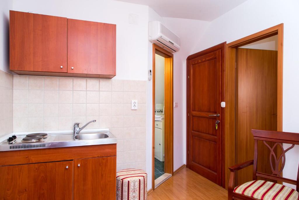 Kuchyňa alebo kuchynka v ubytovaní Apartments Lepur