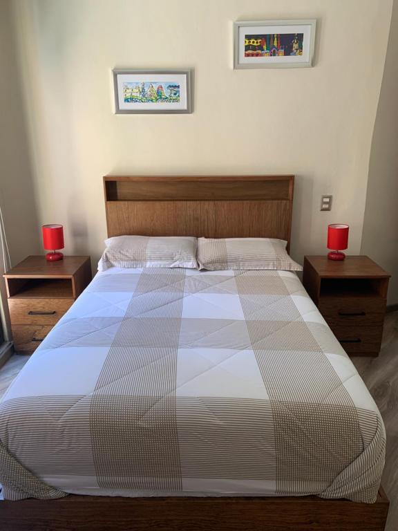 1 dormitorio con 1 cama grande y 2 mesitas de noche en Loft Bonanza Premier en Valquirico, en Tlaxcala de Xicohténcatl