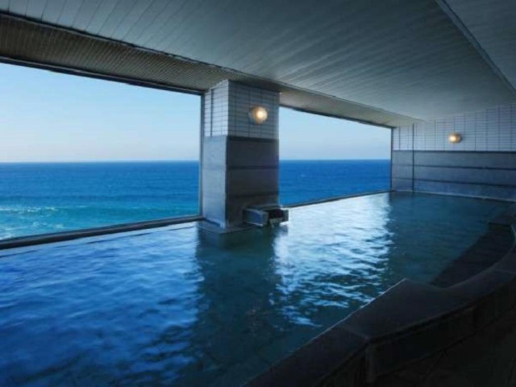 una gran piscina con vistas al océano en Hotel Cetus Royal, en Higashiizu