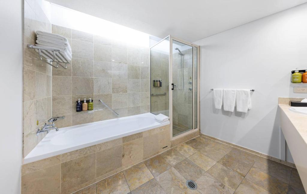 Koupelna v ubytování Holiday Inn Sydney Potts Point