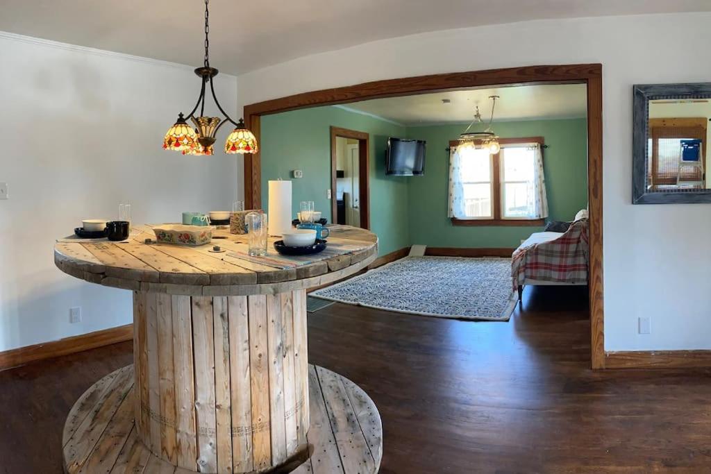 una sala de estar con un gran mostrador de madera en una habitación en Green Home 25 min from downtown en Nashville