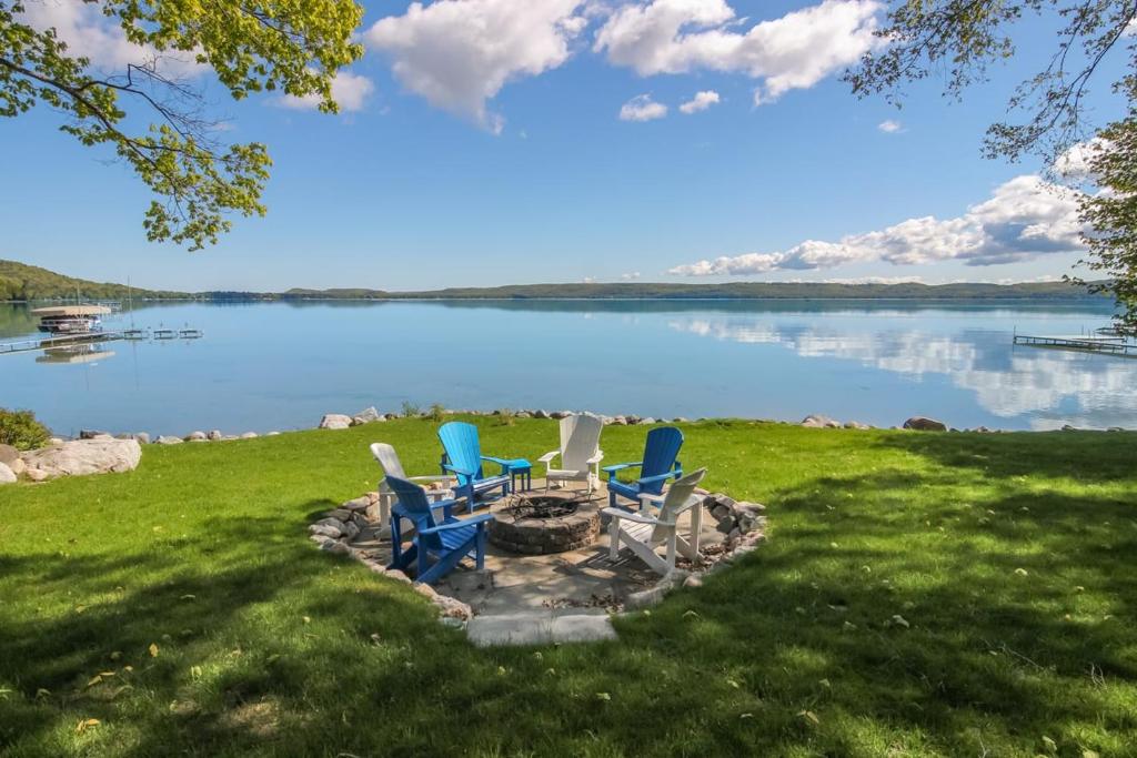 Big Glen Lakefront in Glen Arbor, Glen Arbor (updated prices 2024)