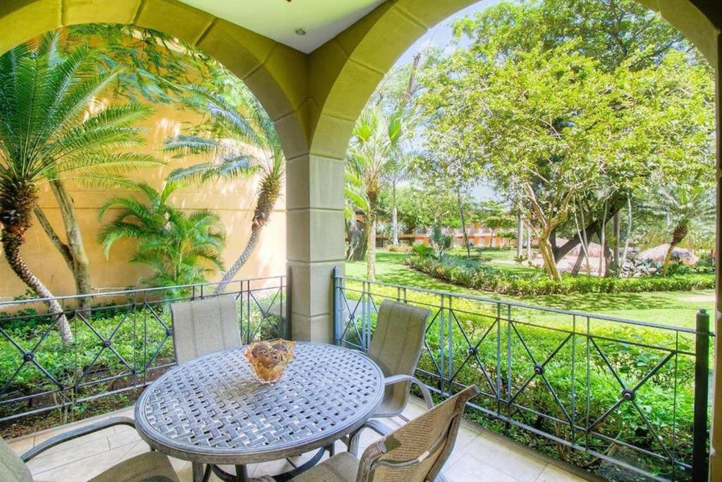 d'une terrasse avec une table et des chaises sur un balcon. dans l'établissement Matapalo 101- 3 Bedroom Poolside Luxury Condo at the Diria Resort, à Tamarindo