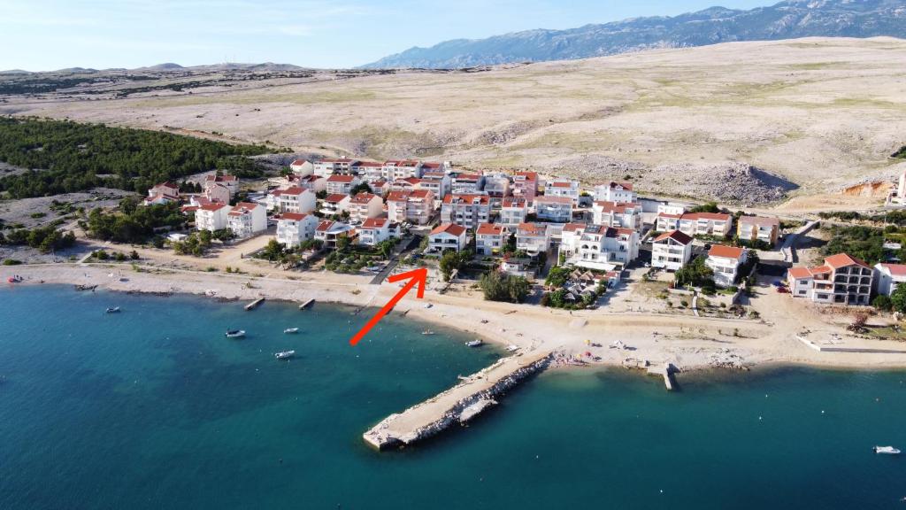 una vista aerea di una piccola isola in acqua di Villa Ami a Kustići