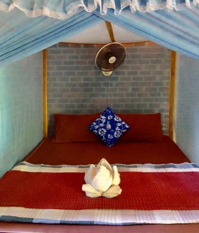 Starlight Beach Resort - Family Bamboo Bungalow With Garden View - Fan