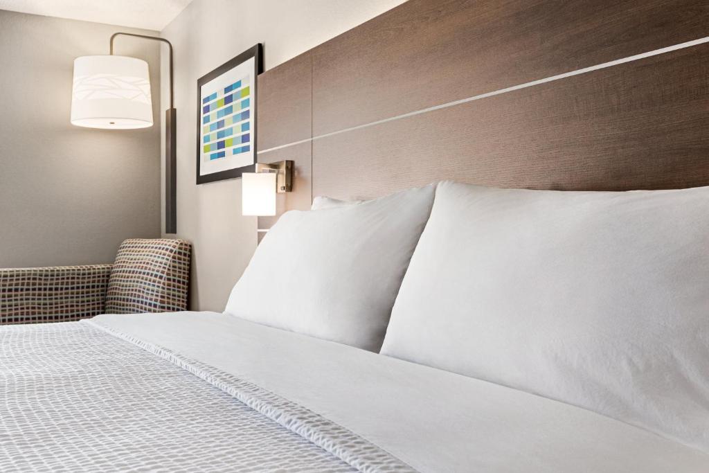 Postel nebo postele na pokoji v ubytování Holiday Inn Express Hotel & Suites Anniston/Oxford by IHG