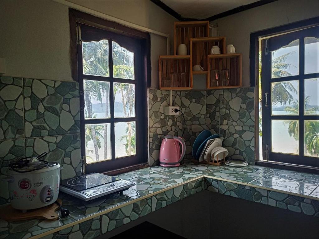 Kuchyň nebo kuchyňský kout v ubytování Leam Sai Bungalows Koh Yao Noi