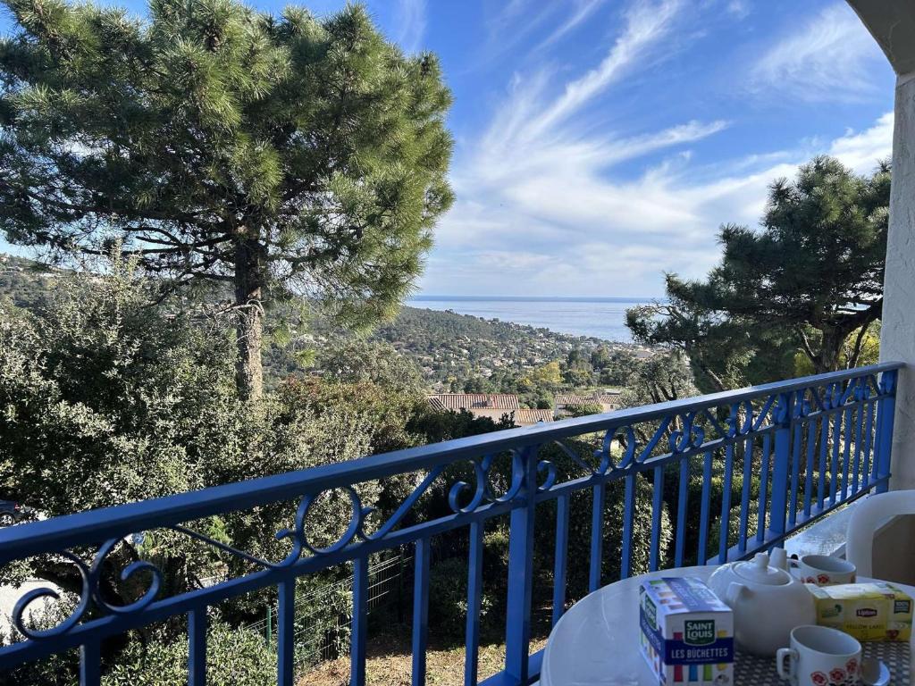 - une table sur un balcon avec vue sur l'océan dans l'établissement Studio cabine 4 pers. avec piscine commune et parking - FR-1-226-510, à Roquebrune-sur Argens