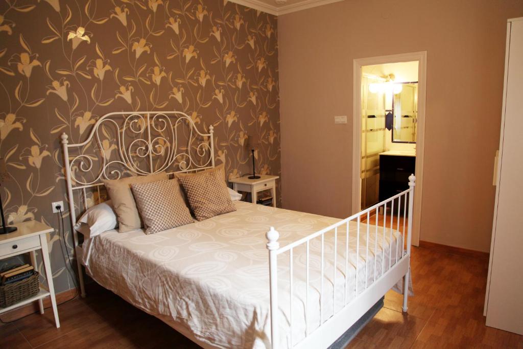1 dormitorio con 1 cama blanca en una habitación en Casa Centro Jerez Marques, en Jerez de la Frontera