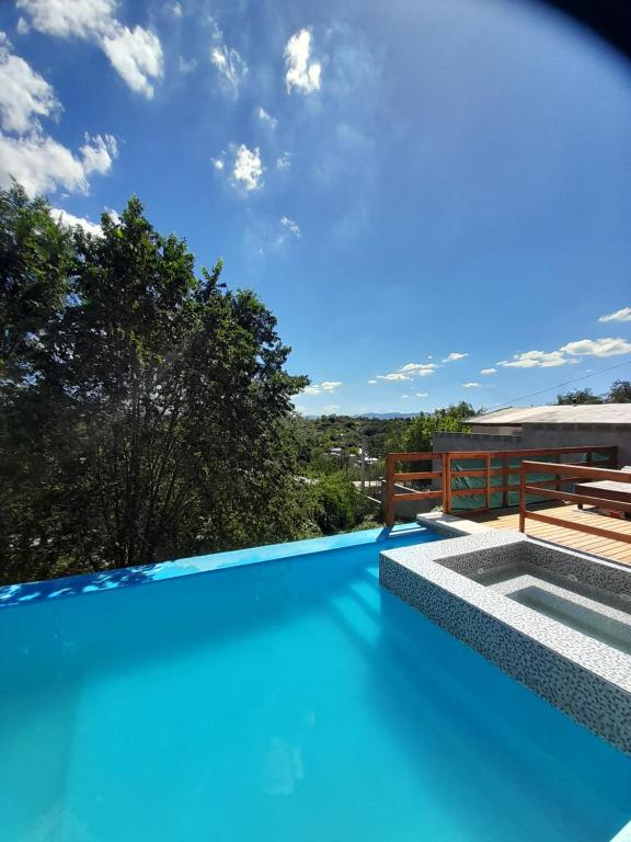 una piscina con agua azul en una casa en Rincon de las sierras en Villa Carlos Paz