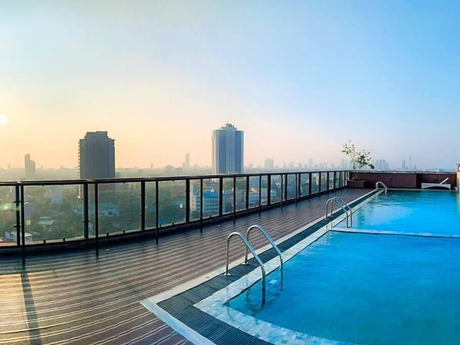 可倫坡的住宿－Fully Furnished Apartment，大楼顶部的大型游泳池
