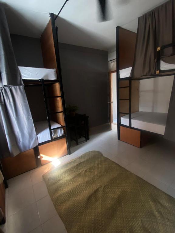Una cama o camas en una habitación de Ariché Valladolid Hotel & Hostal
