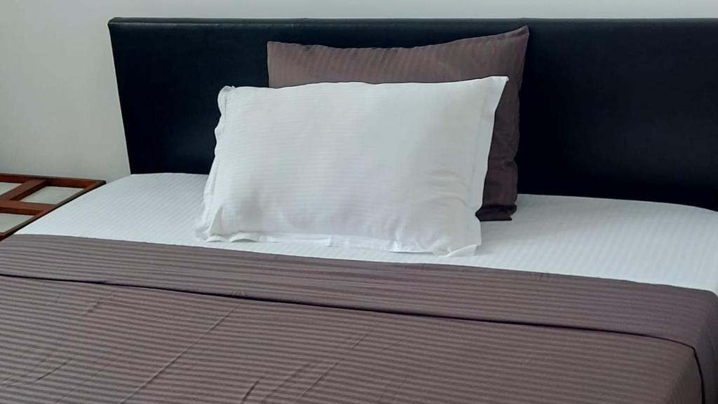 Jays Guest - Rajagiriya Colombo - Tweepersoonskamer Met Balkon