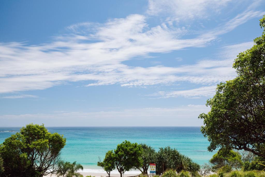 uma vista para o oceano a partir da praia em At Waves Unit 9 em Point Lookout