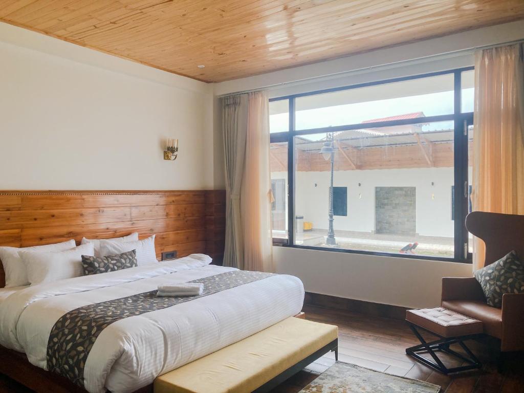 Rúm í herbergi á Namdul Retreat