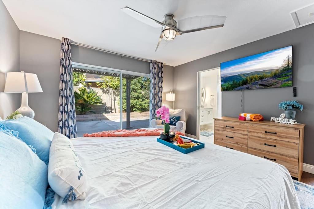 Lova arba lovos apgyvendinimo įstaigoje Seabreeze-Modern Home w Outdoor Living&Near Beach