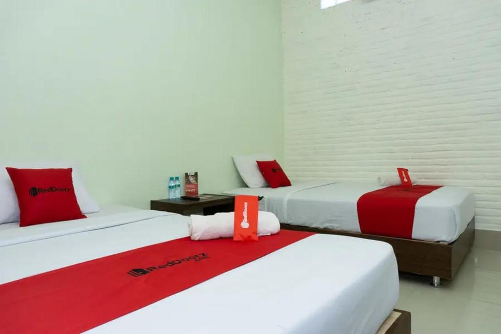 Postel nebo postele na pokoji v ubytování RedDoorz near Alun Alun Madiun
