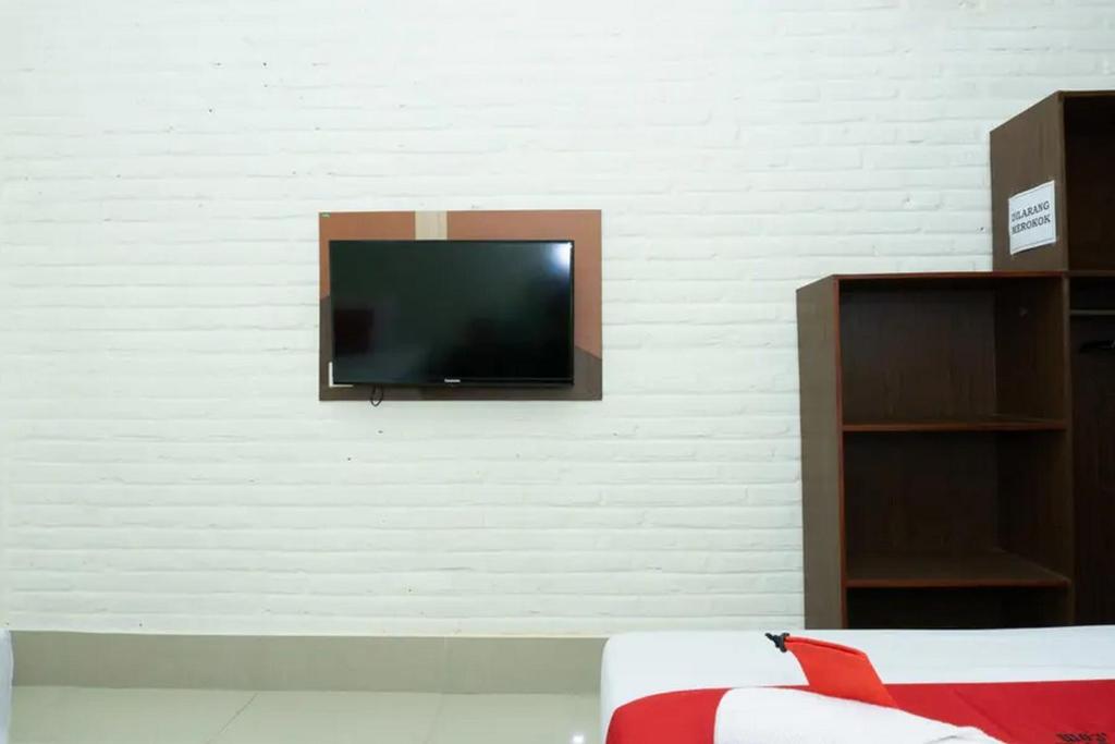 TV a/nebo společenská místnost v ubytování RedDoorz near Alun Alun Madiun