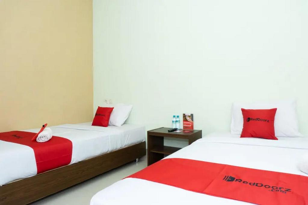 Postel nebo postele na pokoji v ubytování RedDoorz near Alun Alun Madiun