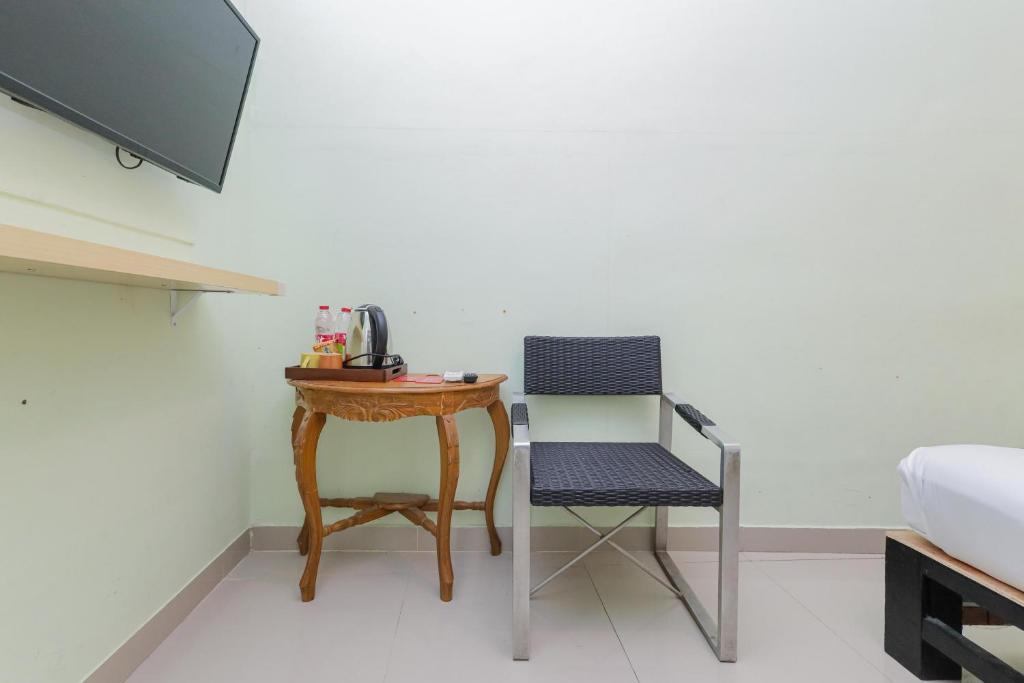 TV a/nebo společenská místnost v ubytování RedDoorz near Alun Alun Madiun