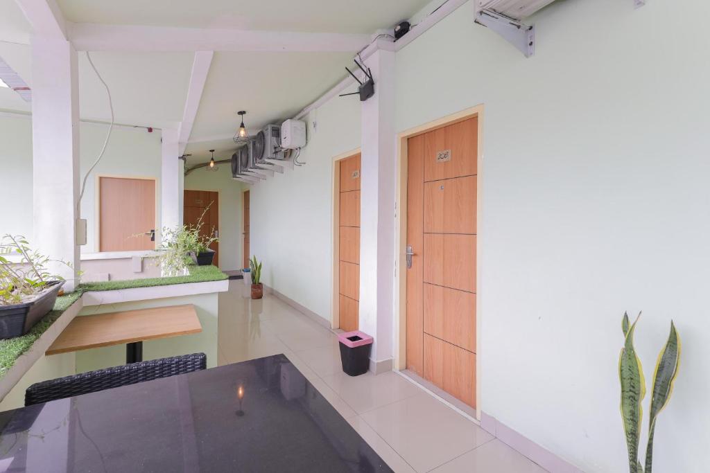 Kuchyň nebo kuchyňský kout v ubytování RedDoorz near Alun Alun Madiun