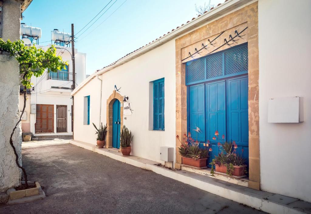 un bâtiment avec des portes bleues dans une rue dans l'établissement Cypriot Swallow Boutique Hotel, à Lefkosa Turk