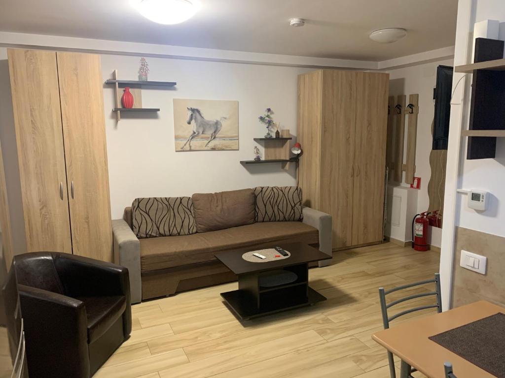 un soggiorno con un divano e un tavolo di Studio Militari Residence MR_1 a Roşu