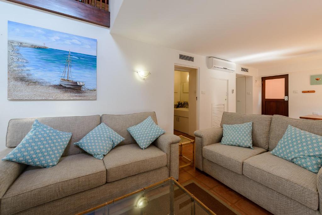 uma sala de estar com dois sofás e uma pintura na parede em San Lameer Villa 2814 - 3 Bedroom Classic - 6 pax - San Lameer Rental Agency em Southbroom
