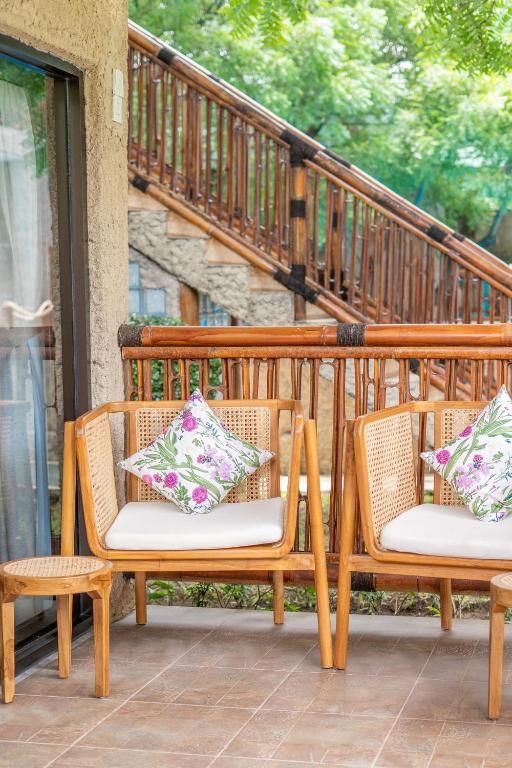 Balkón nebo terasa v ubytování Lunar Dive Resort: Bamboo Villas