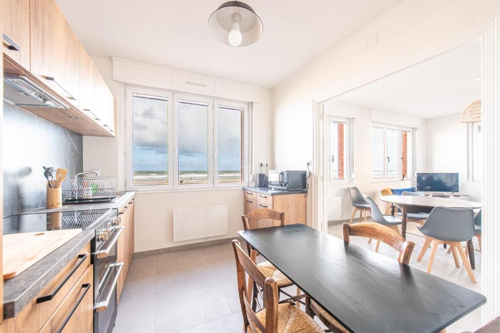 une cuisine avec une table et une salle à manger dans l'établissement Banc des Flandres, à Bray-Dunes