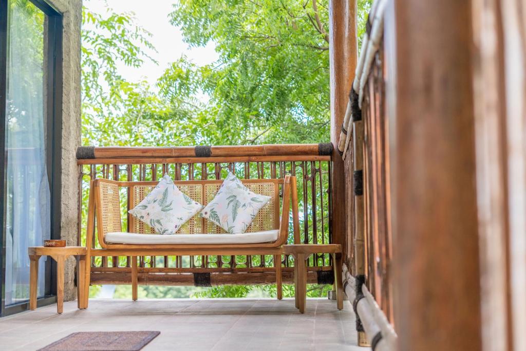 Balkón nebo terasa v ubytování Lunar Dive Resort: Bamboo Villas