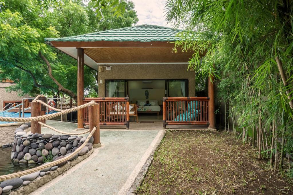 Zahrada ubytování Lunar Dive Resort: Bamboo Villas