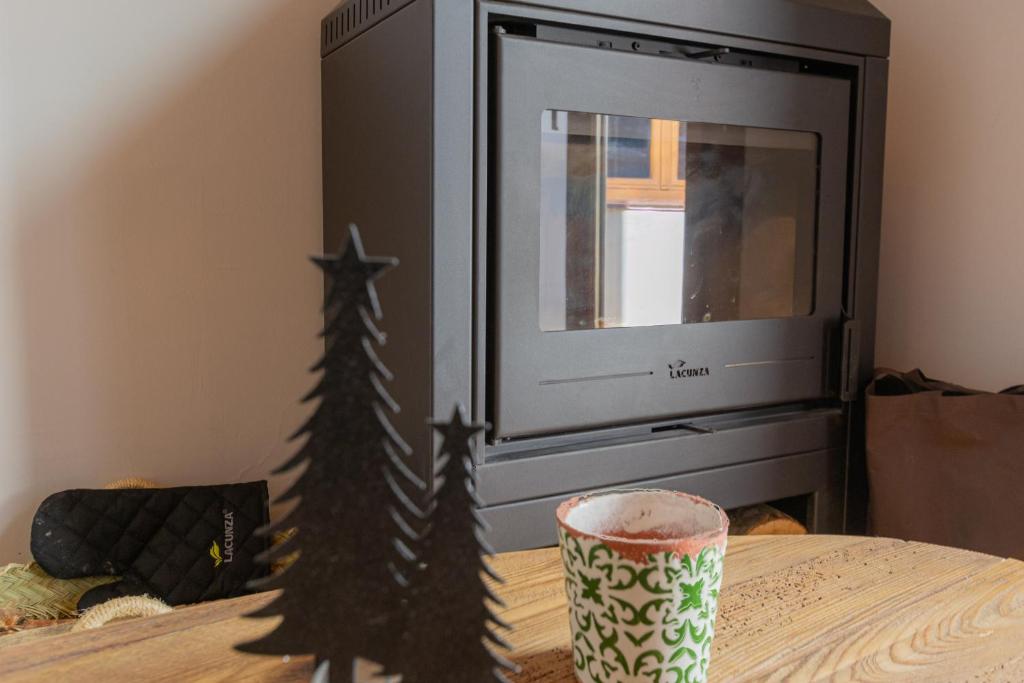 Un árbol de Navidad delante de un televisor en Apartament l'Avet, en Alp