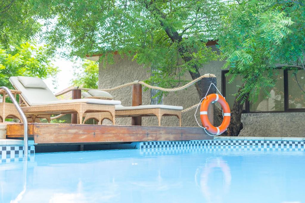 Bazén v ubytování Lunar Dive Resort: Bamboo Villas nebo v jeho okolí