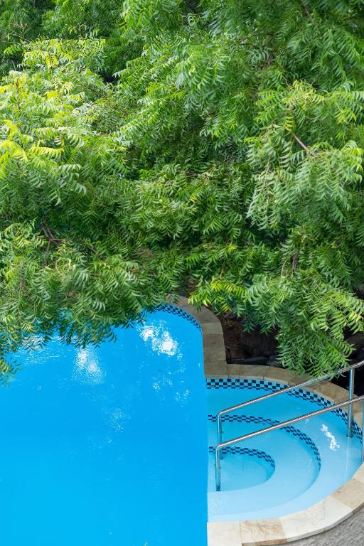 Bazén v ubytování Lunar Dive Resort: Bamboo Villas nebo v jeho okolí