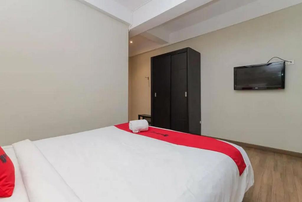 Postel nebo postele na pokoji v ubytování RedDoorz Plus at Riverside Malang