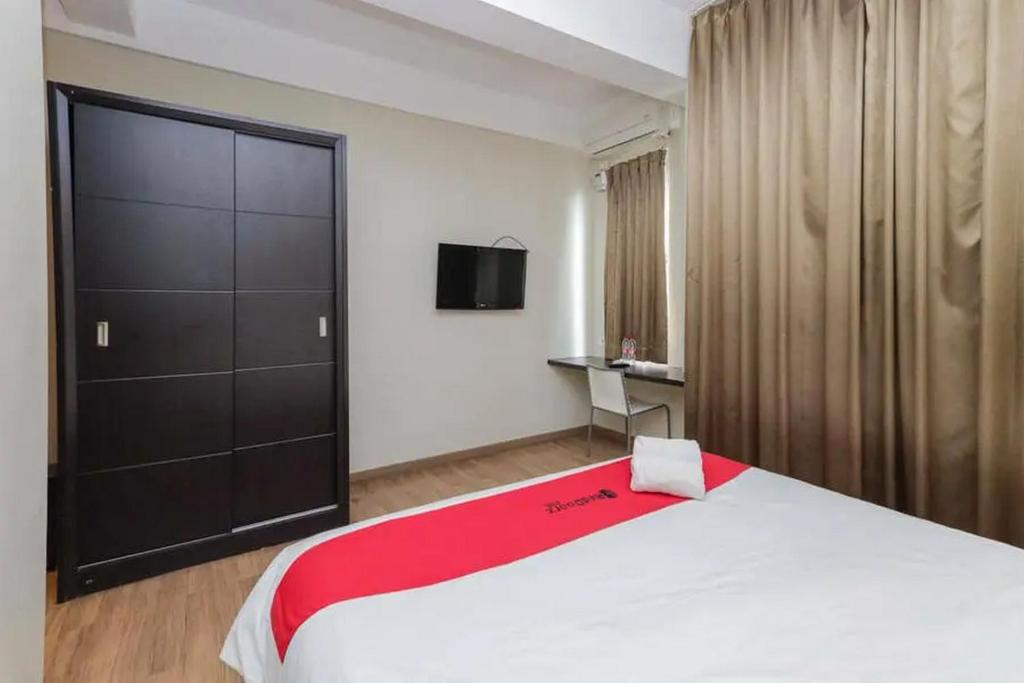 Postel nebo postele na pokoji v ubytování RedDoorz Plus at Riverside Malang