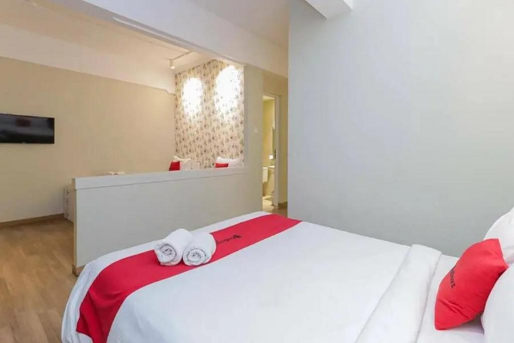 Postel nebo postele na pokoji v ubytování RedDoorz Plus at Riverside Malang