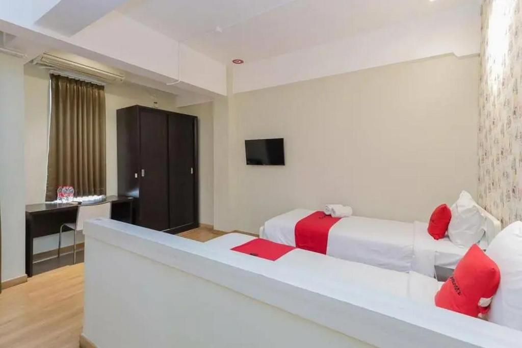 Postel nebo postele na pokoji v ubytování RedDoorz Plus at Riverside Malang