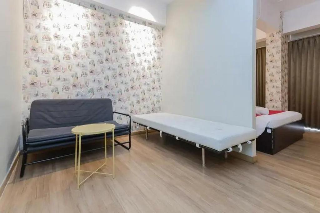 Postel nebo postele na pokoji v ubytování RedDoorz Plus at Riverside Malang