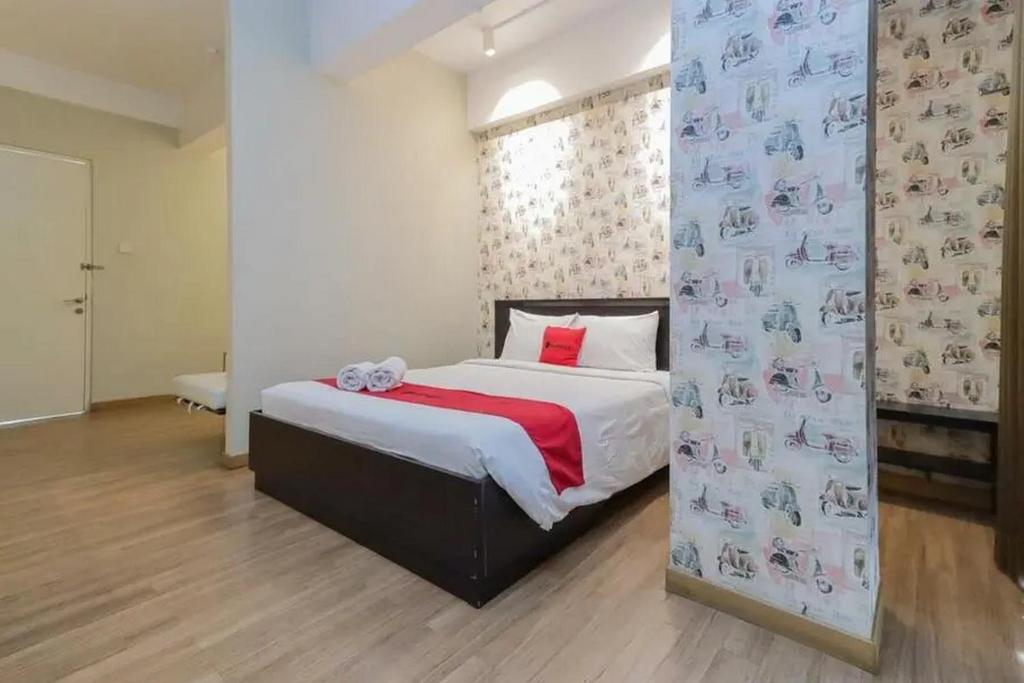 Postel nebo postele na pokoji v ubytování RedDoorz Plus at Riverside Malang
