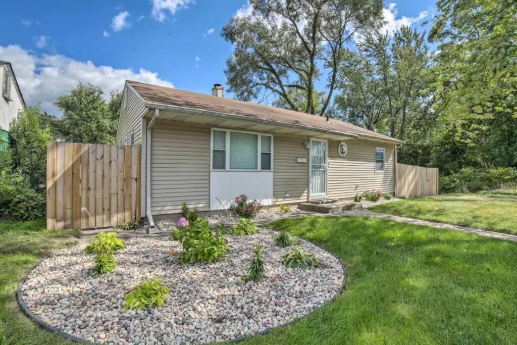 Vacation Home Fully Furnished Miller Home CloseBeach!, Gary, IN